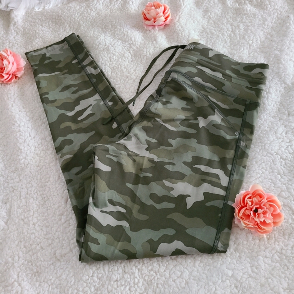 💋NWT💋 Camo Ultimate Compression Leggings!